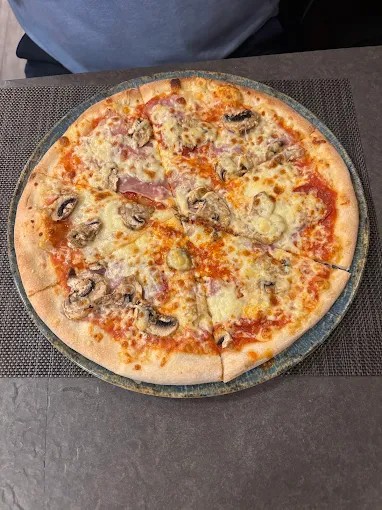 Frische Pizza von Pizzeria Memo